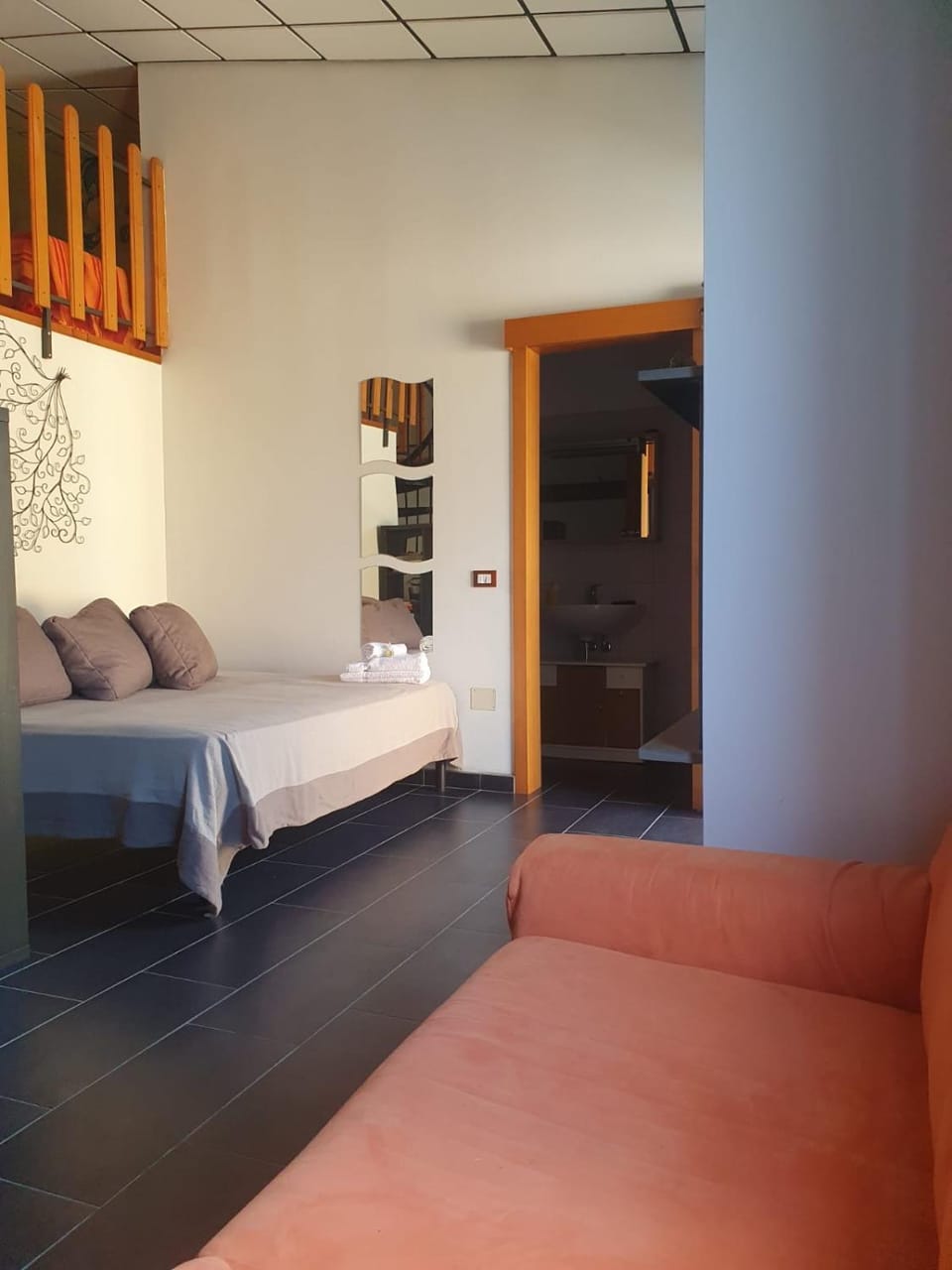 Bed, Living room, Photo of the whole room, Seating area