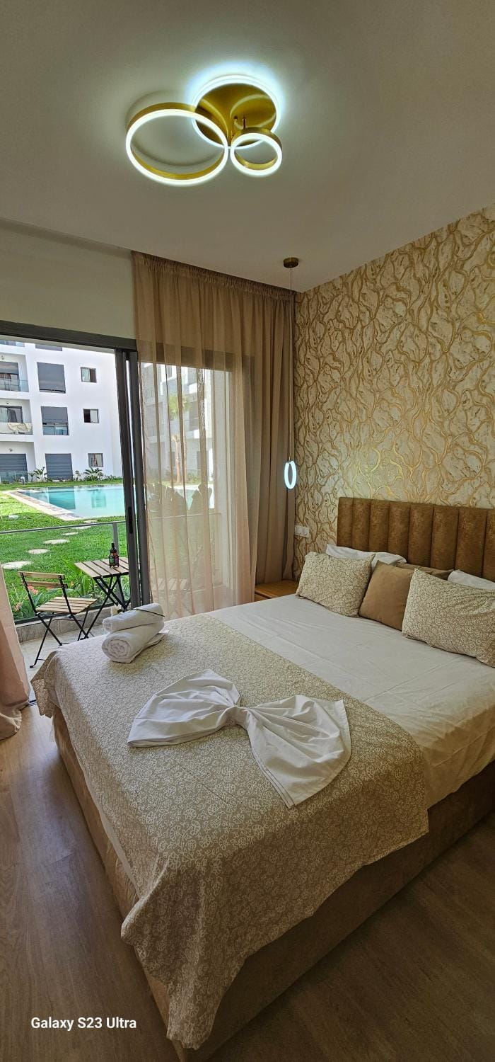 Bed, Photo of the whole room, Bedroom, towels