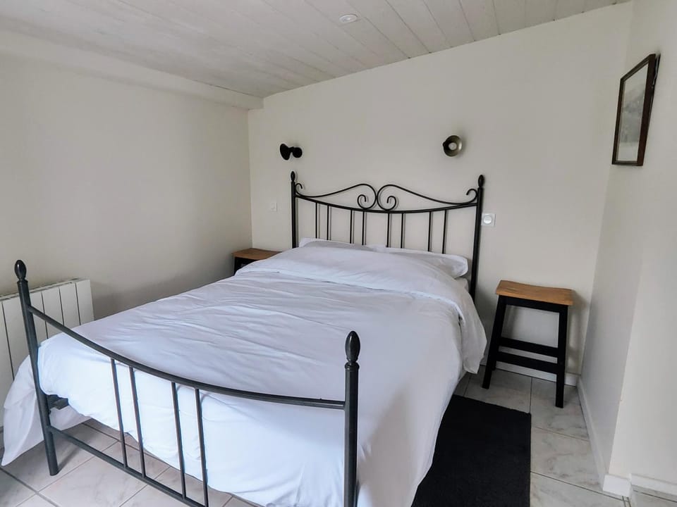 Bed, Bedroom, Inner courtyard view, internet, storage