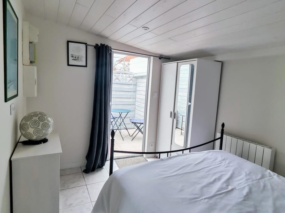 Bed, Bedroom, Inner courtyard view