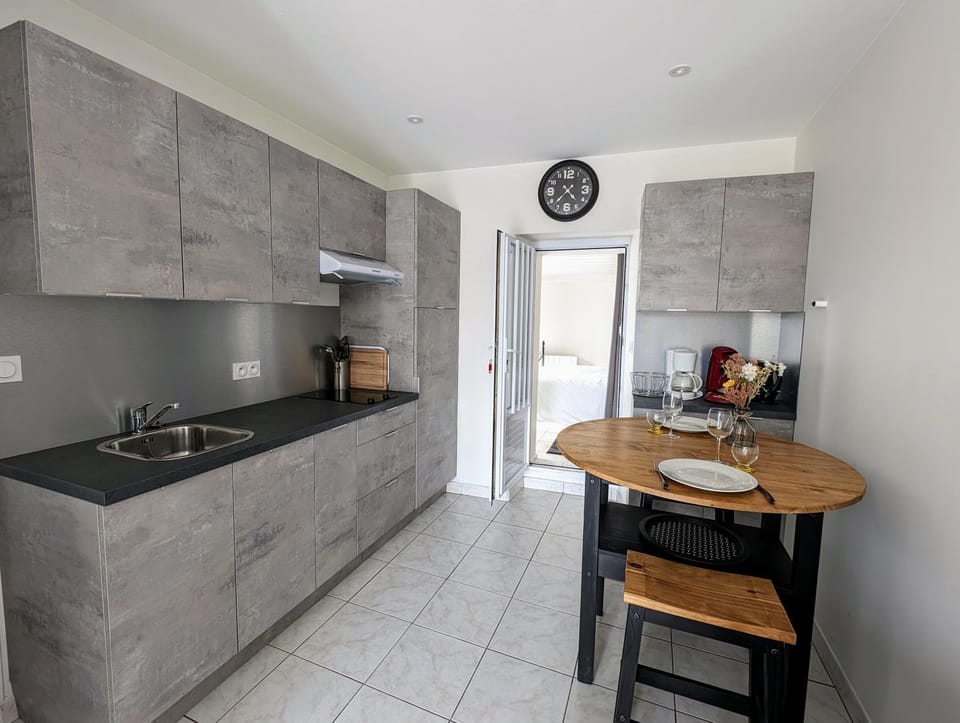 Coffee/tea facilities, Dining area, kitchen