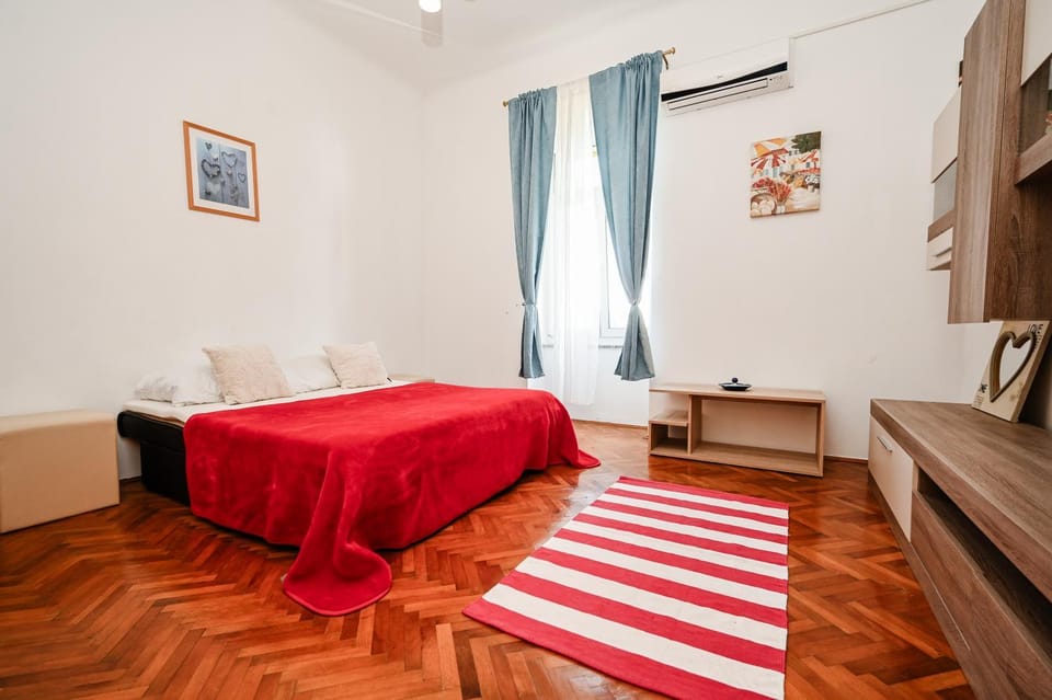 Living room, Photo of the whole room, Bedroom, air conditioner