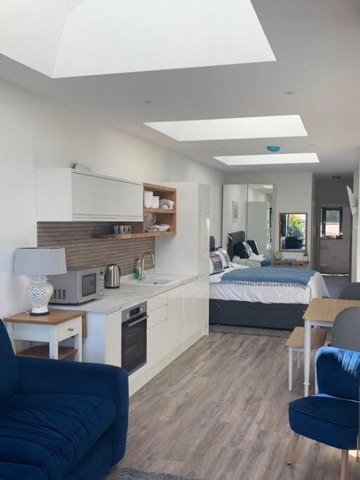 Carbis Daze Ocean Views Studio, SuperKing bed St Ives Carbis Bay Apartment in England
