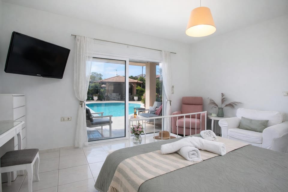 Sea Breeze & Nature villa heated pool House in Kremasti
