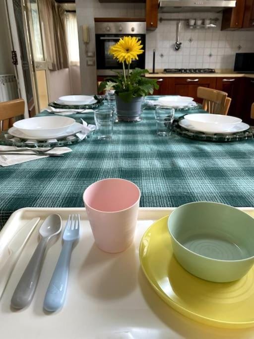 Kitchen or kitchenette, Dining area, Food, children, Family, stove