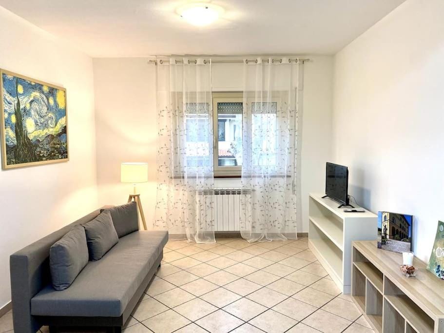 TV and multimedia, Living room, Seating area, internet, internet, air conditioner