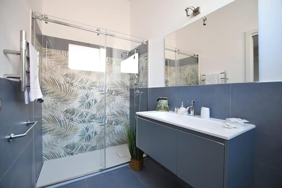 Shower, Bathroom, towels