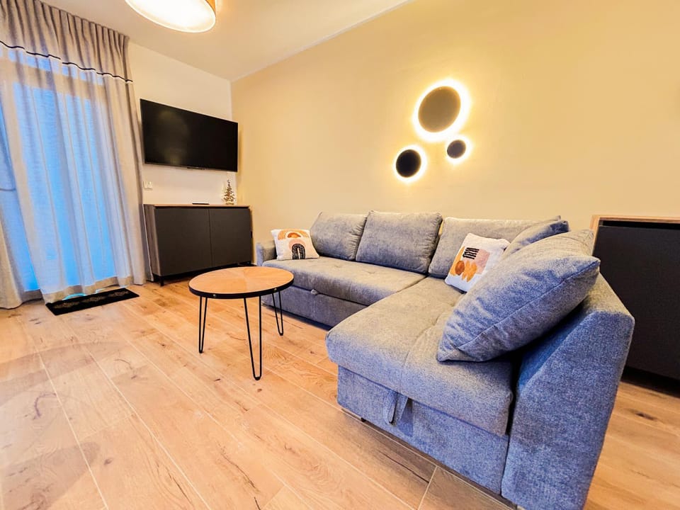 Communal lounge/ TV room, Day, TV and multimedia, Living room, Seating area, Time of day