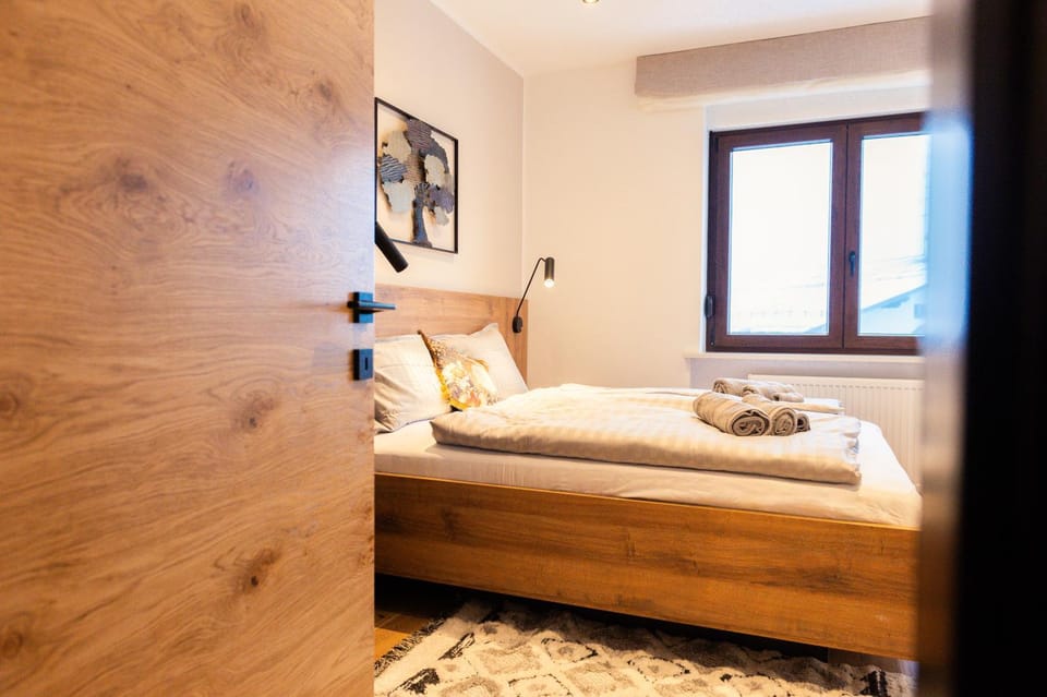 Bed, Bedroom, towels