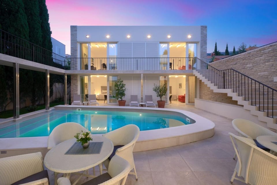 Property building, Garden, Balcony/Terrace, Balcony/Terrace, Seating area, Dining area, Swimming pool, Swimming pool