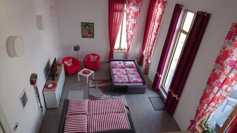 Photo of the whole room, Decorative detail