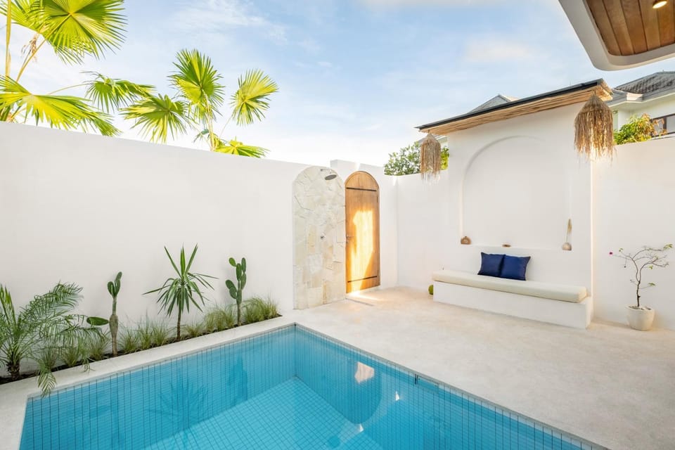 Pool view, Swimming pool, sunbed