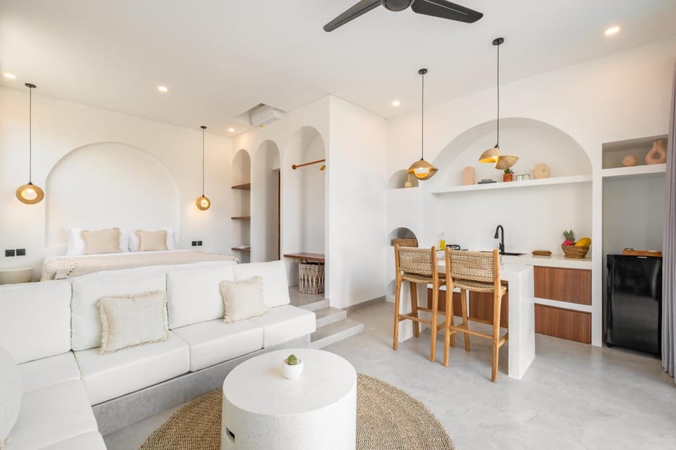 Living room, Seating area, Dining area, fireplace