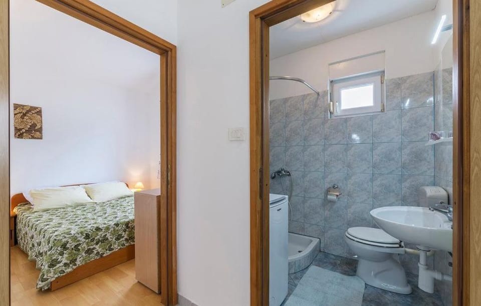 Shower, Toilet, Bed, Bathroom, Bedroom