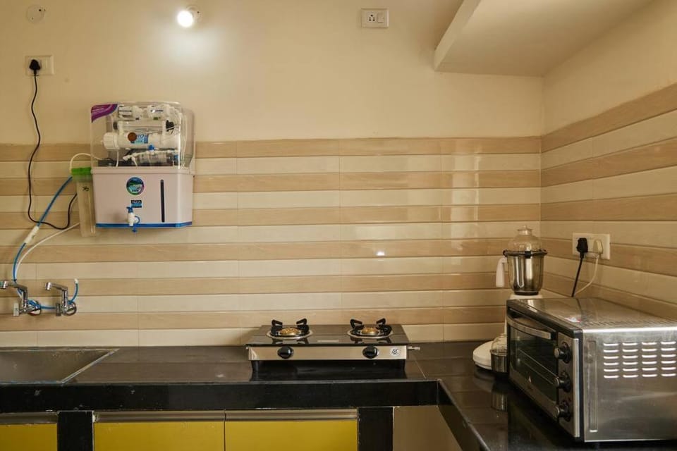 Kitchen or kitchenette, minibar, stove