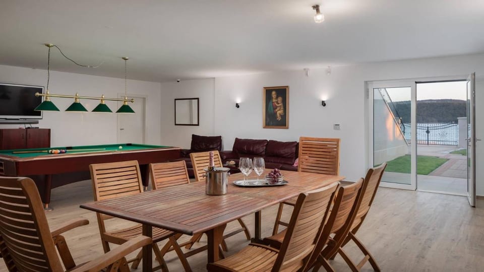 Billiard, Game Room