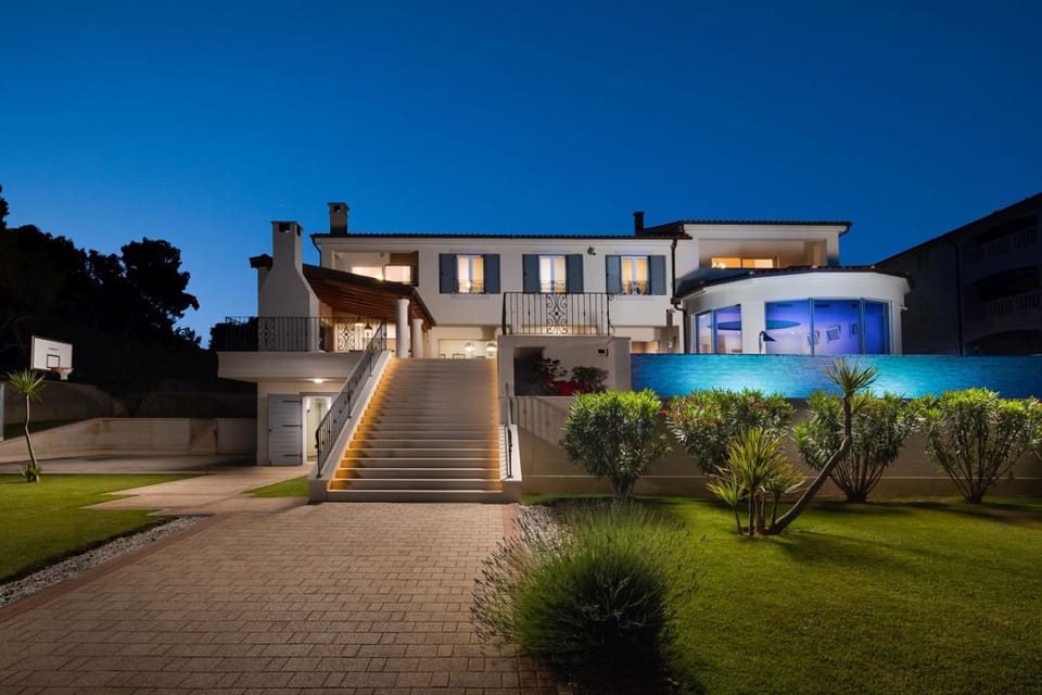 Property building, Garden, Garden, Balcony/Terrace, Beach, Sea view, Swimming pool, Swimming pool