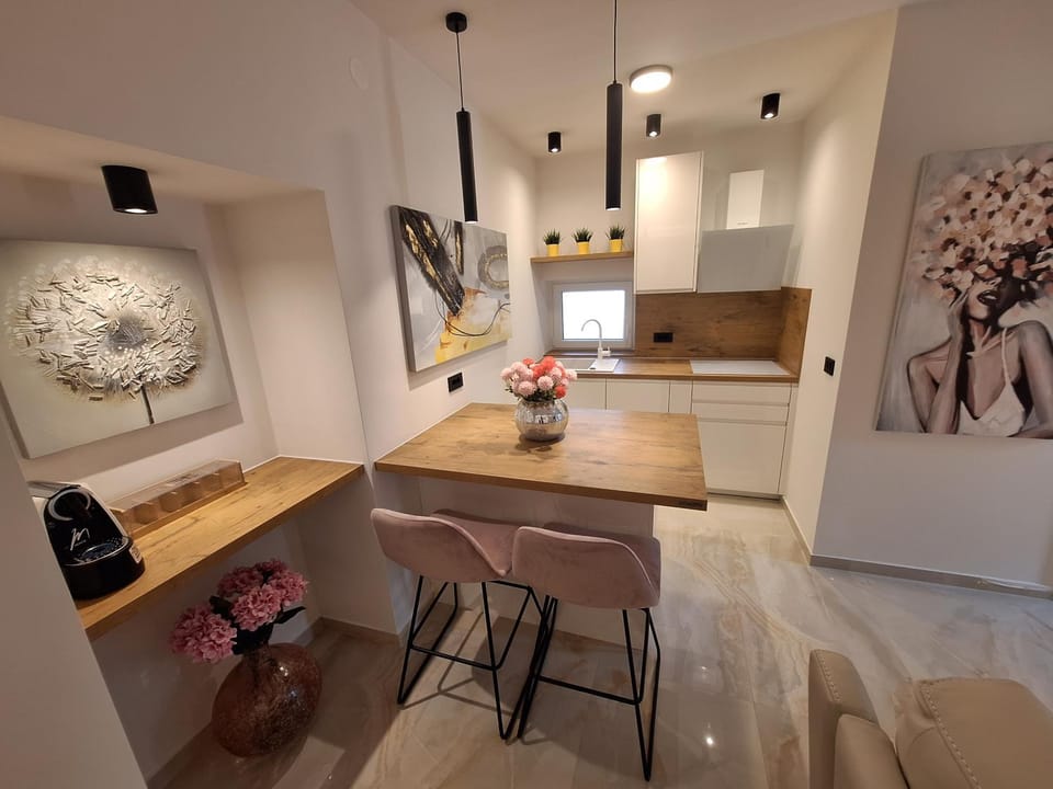 Kitchen or kitchenette, Dining area, stove