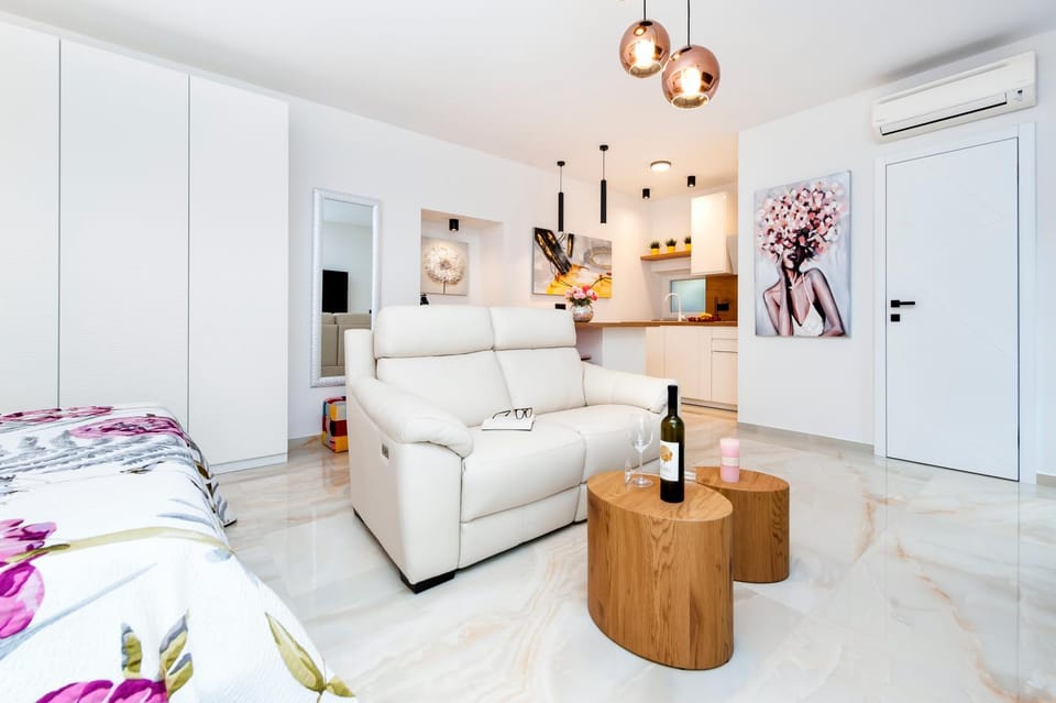 Living room, Seating area, air conditioner
