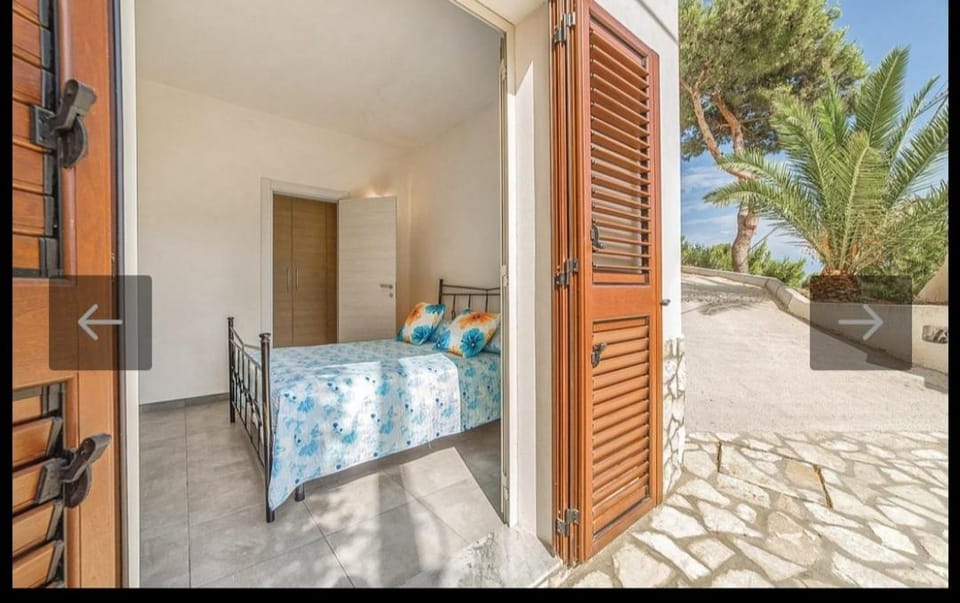Bed, Day, Garden, Photo of the whole room, Bedroom, Garden view