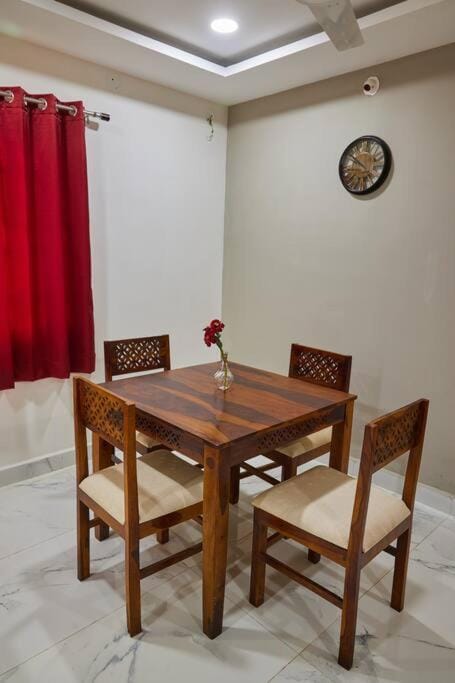Dining area, fireplace