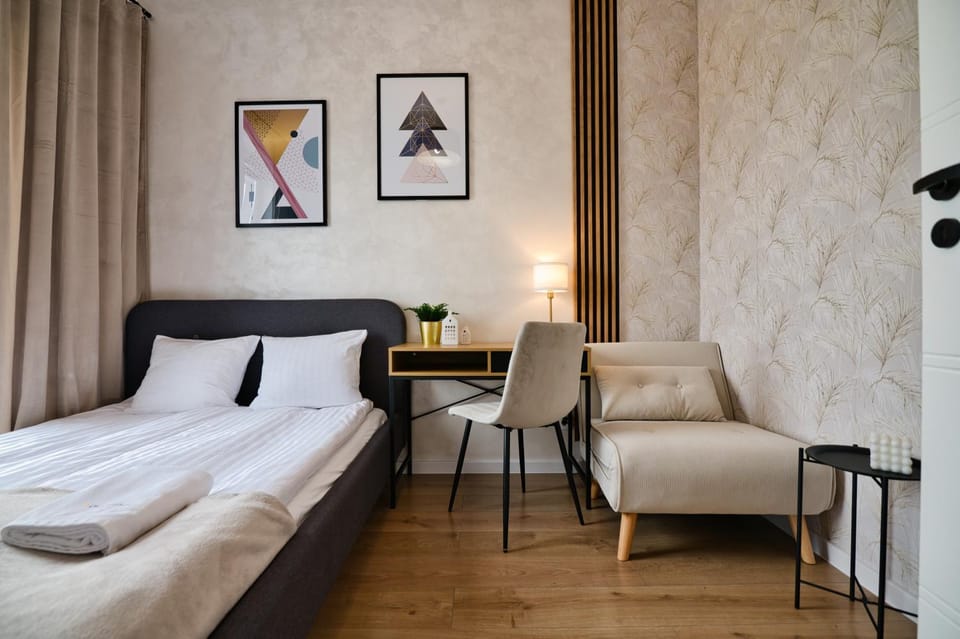 Bed, Photo of the whole room, Seating area, Bedroom