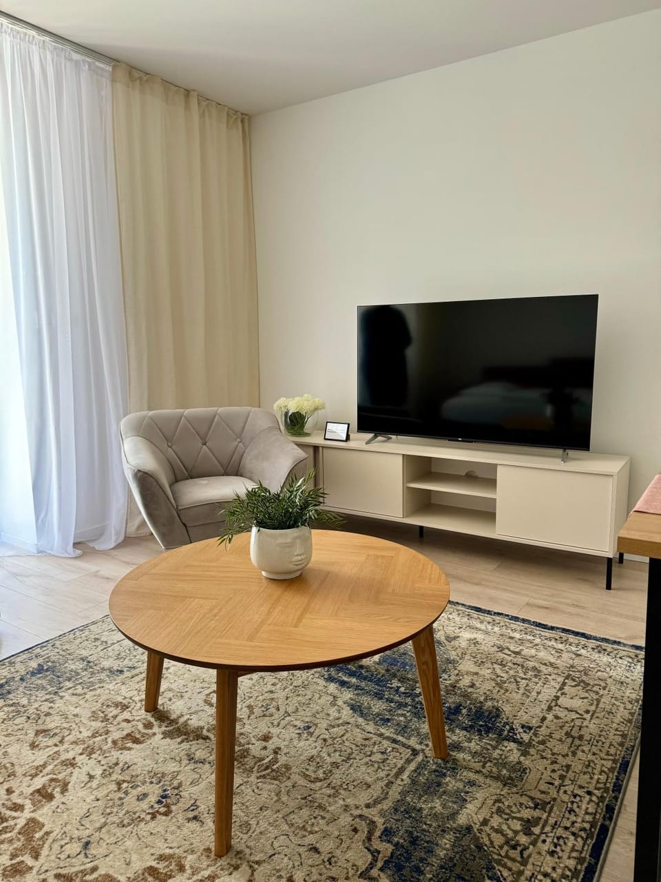 Communal lounge/ TV room, TV and multimedia, Living room, Seating area, Evening entertainment