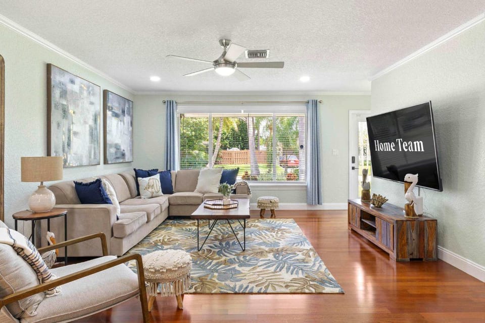 2 miles to Beach~ Pool ~Cabana~ Pool Table House in Deerfield Beach