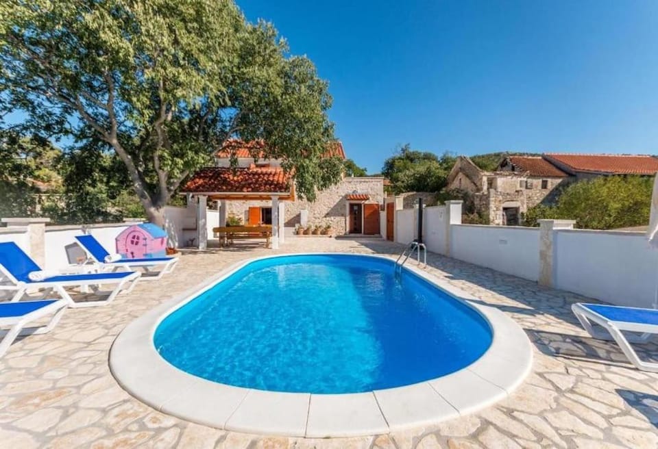 Property building, Patio, Day, Pool view, Swimming pool, sunbed