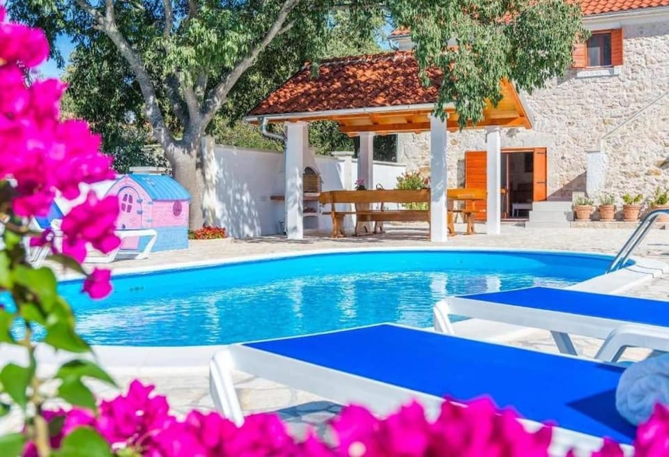 Property building, Patio, Spring, Day, Garden, Garden view, Pool view, Swimming pool, sunbed