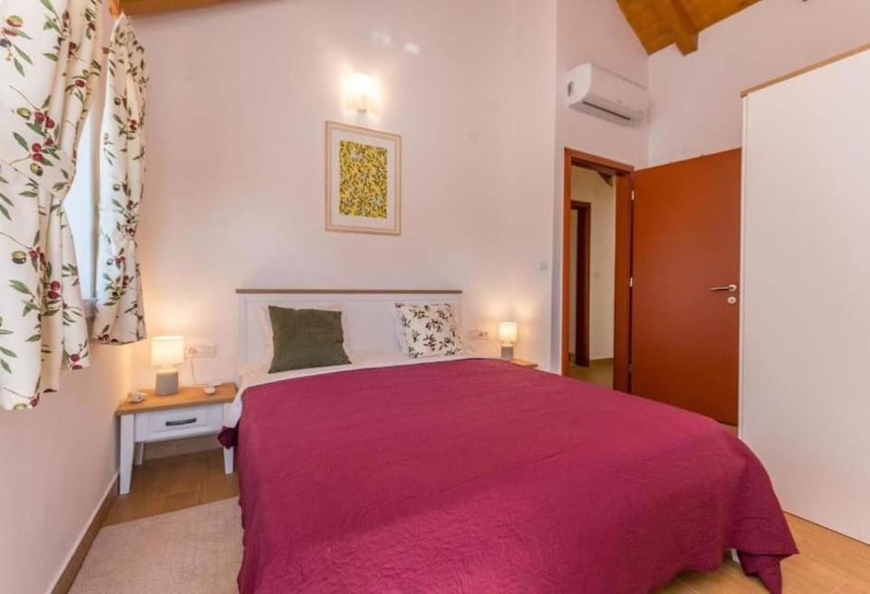 Bed, Photo of the whole room, Bedroom, wardrobe, air conditioner