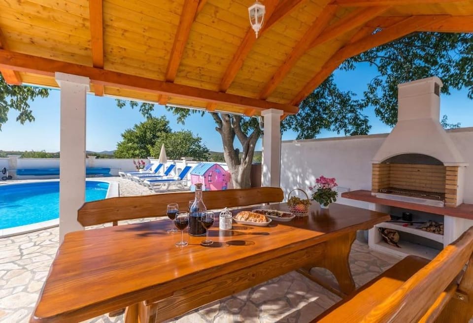 Patio, Day, Natural landscape, BBQ facilities, Living room, Seating area, Dining area, Pool view, Swimming pool, sunbed