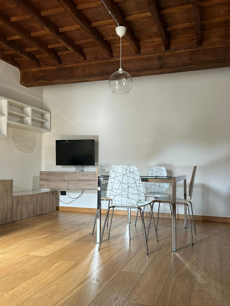 TV and multimedia, Living room, Dining area, Evening entertainment