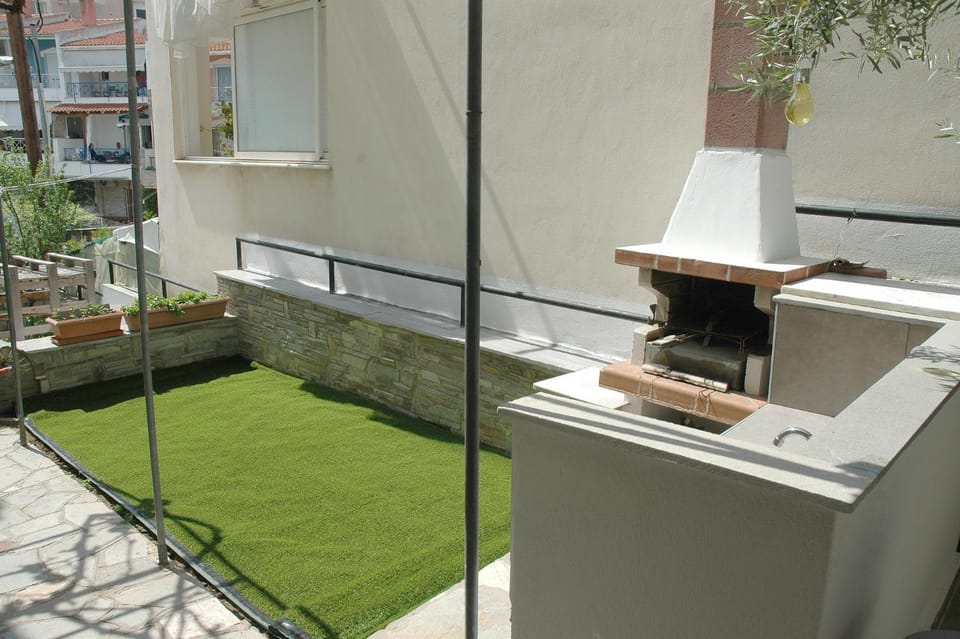 Patio, Spring, Day, BBQ facilities, Garden, Garden, Balcony/Terrace, Garden view