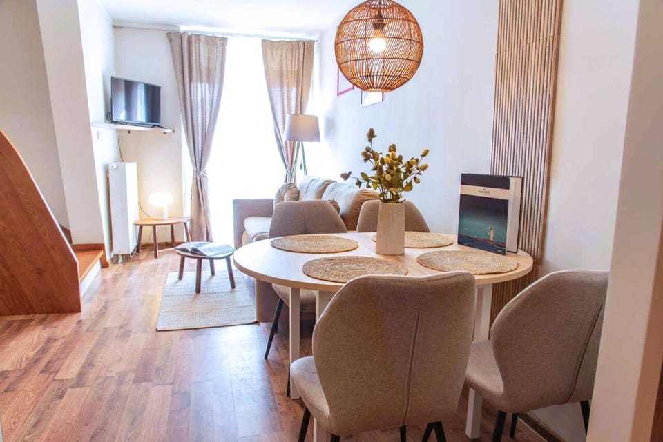 TV and multimedia, Living room, Seating area, Dining area