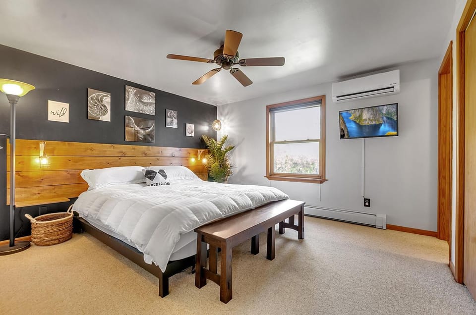 Bed, TV and multimedia, Photo of the whole room, Bedroom, air conditioner