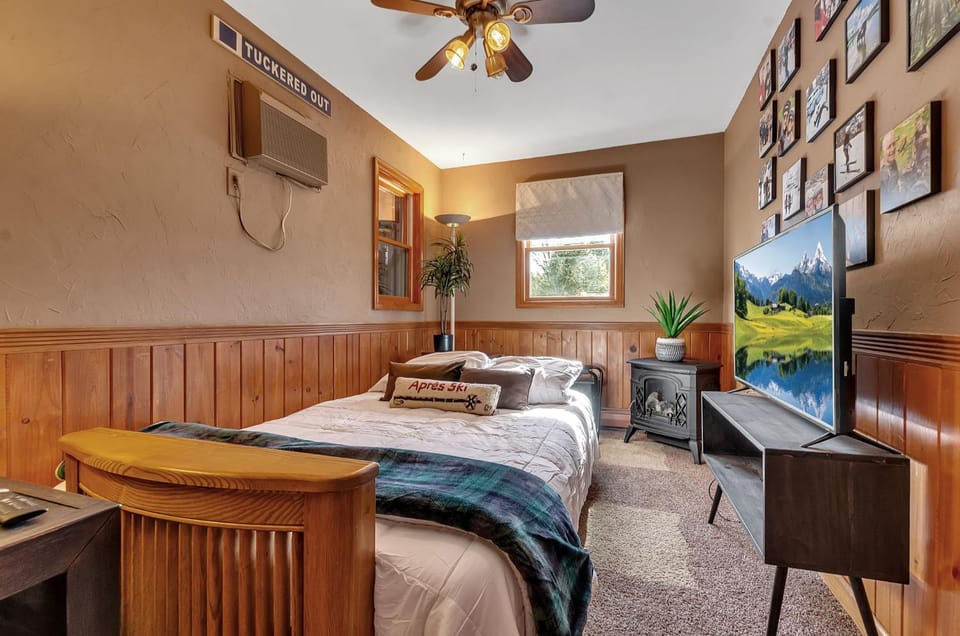 Bed, Seating area, Bedroom, furniture