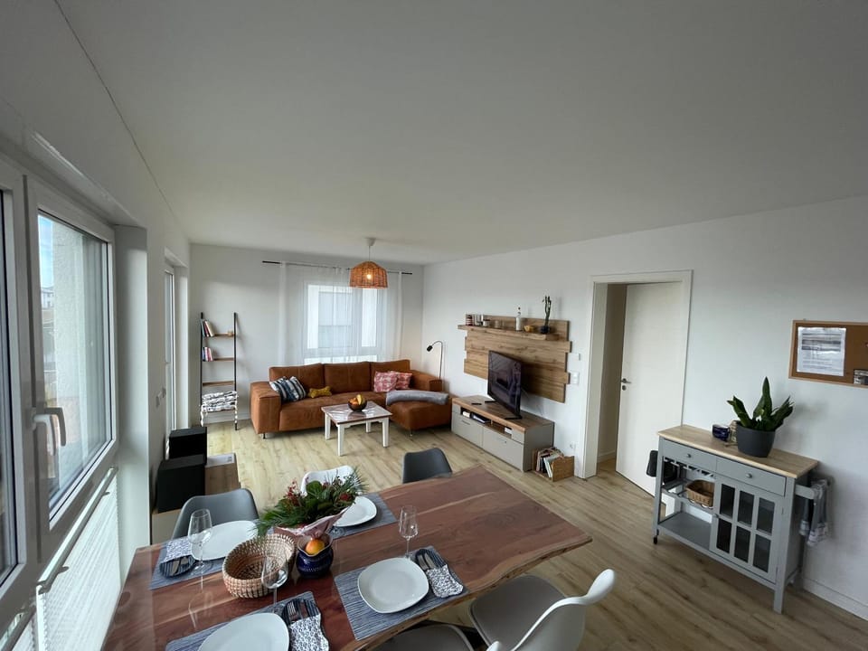 Kitchen or kitchenette, Living room, Seating area, Dining area