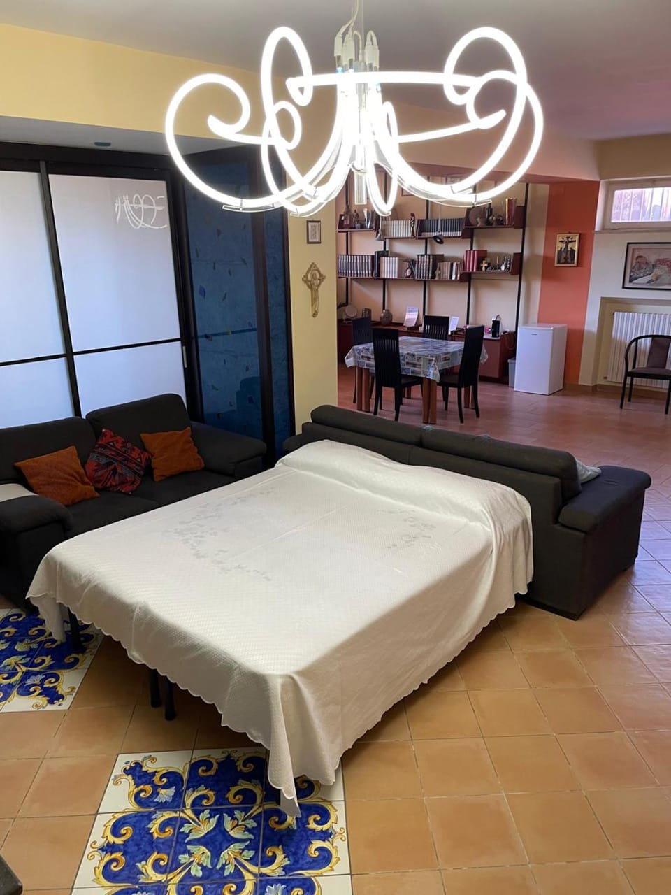 Bed, Living room, Photo of the whole room, Seating area, Bedroom