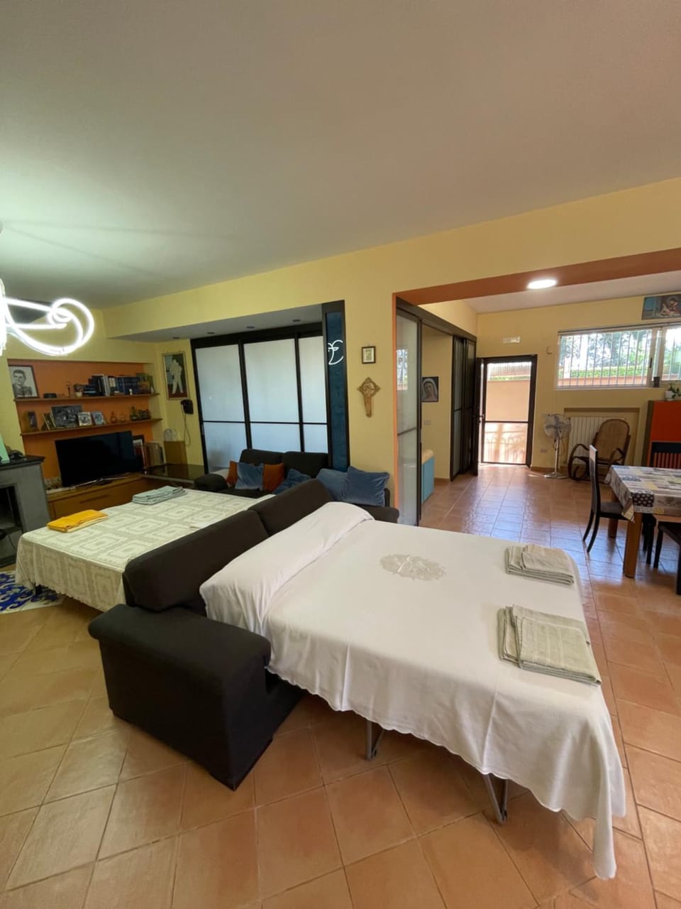 Bed, Living room, Photo of the whole room, Bedroom