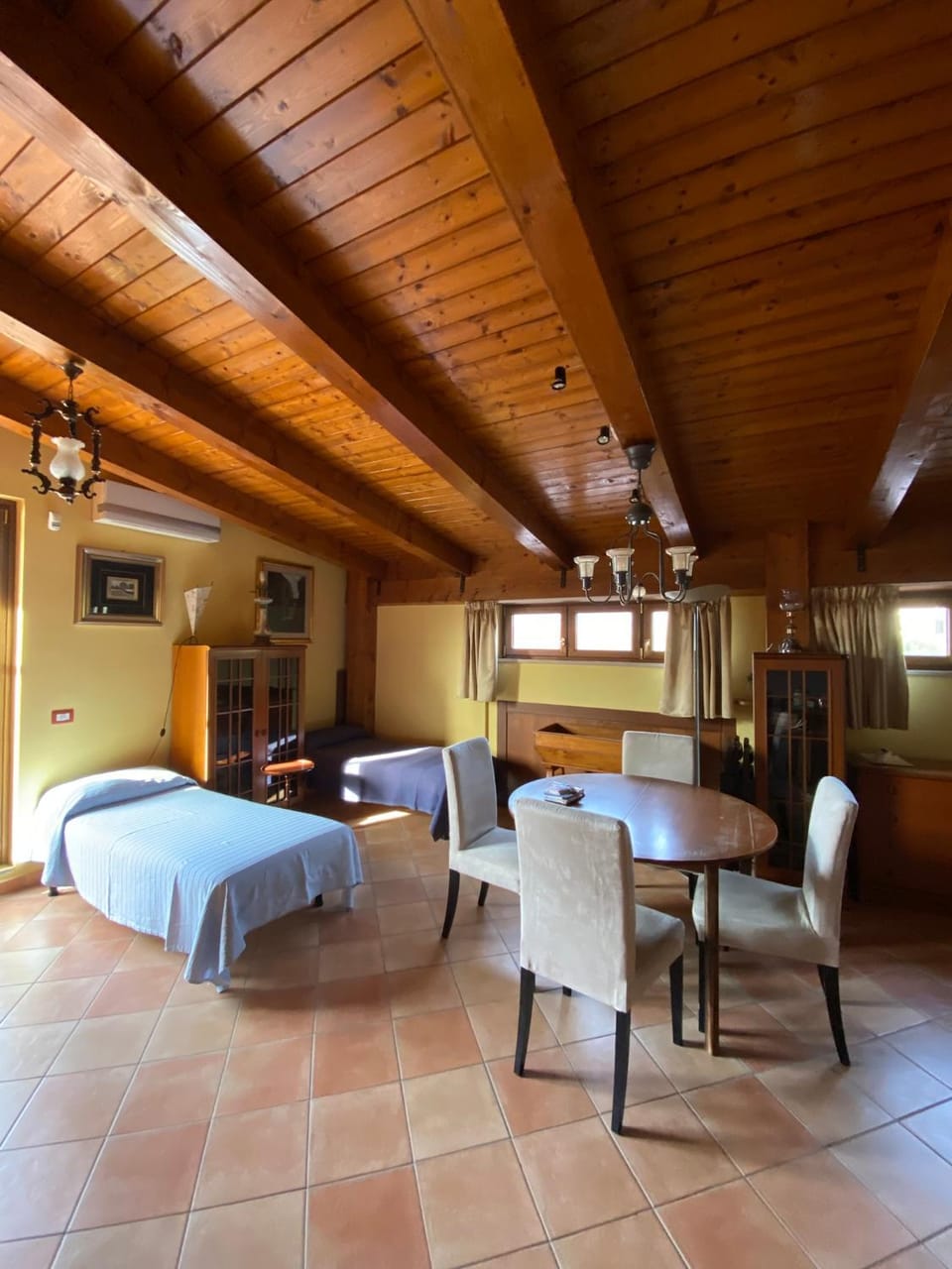 Bed, Living room, Photo of the whole room, Dining area, air conditioner
