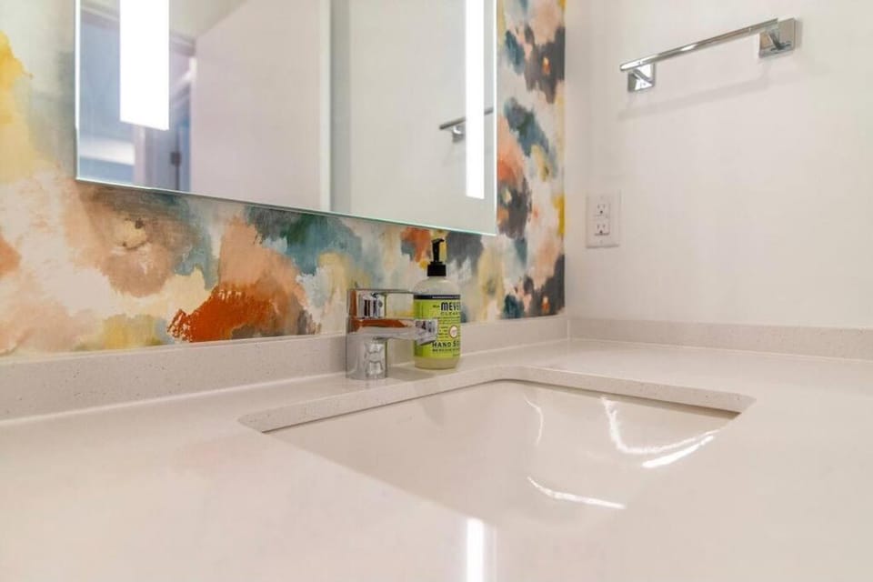 Stylish downtown condo w/ pool & parking Apartment in Nashville