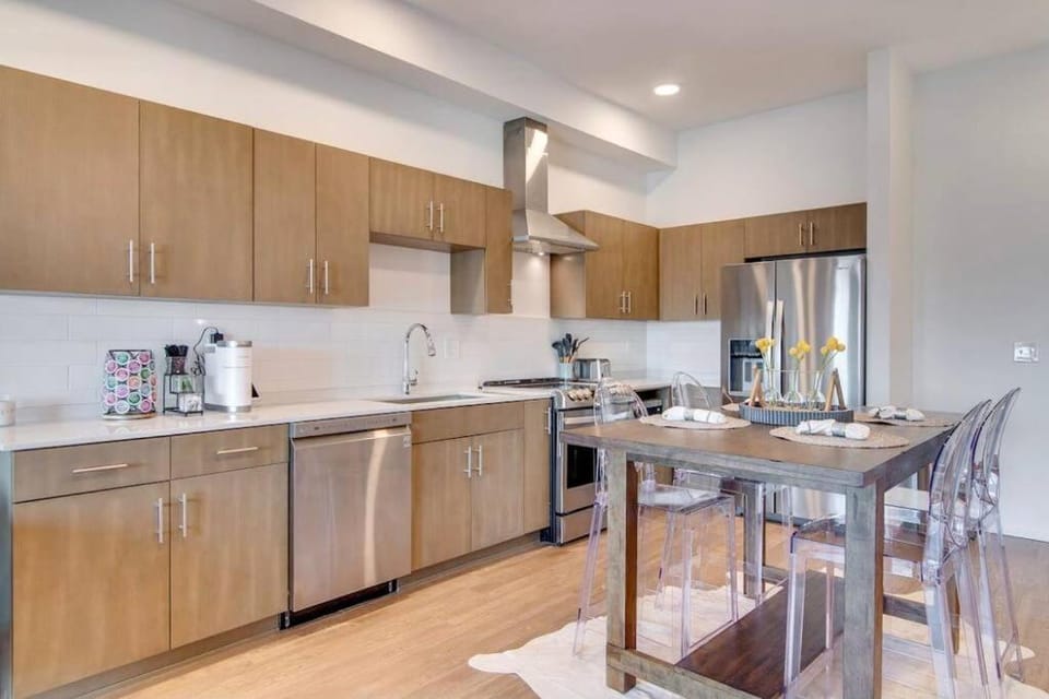 Stylish downtown condo w/ pool & parking Apartment in Nashville