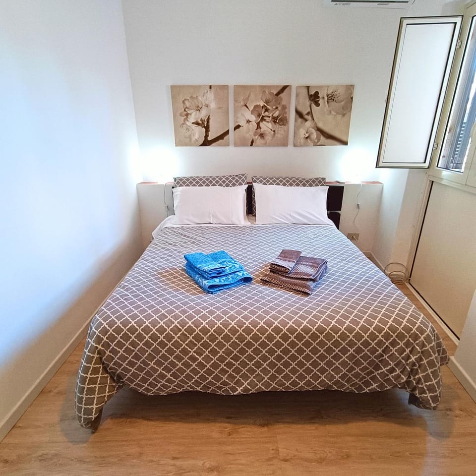 Photo of the whole room, Bedroom, towels