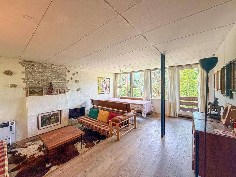 Bed, TV and multimedia, Living room, Photo of the whole room, Seating area