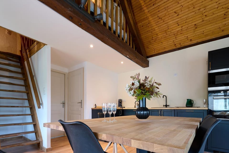Kitchen or kitchenette, Seating area, Dining area
