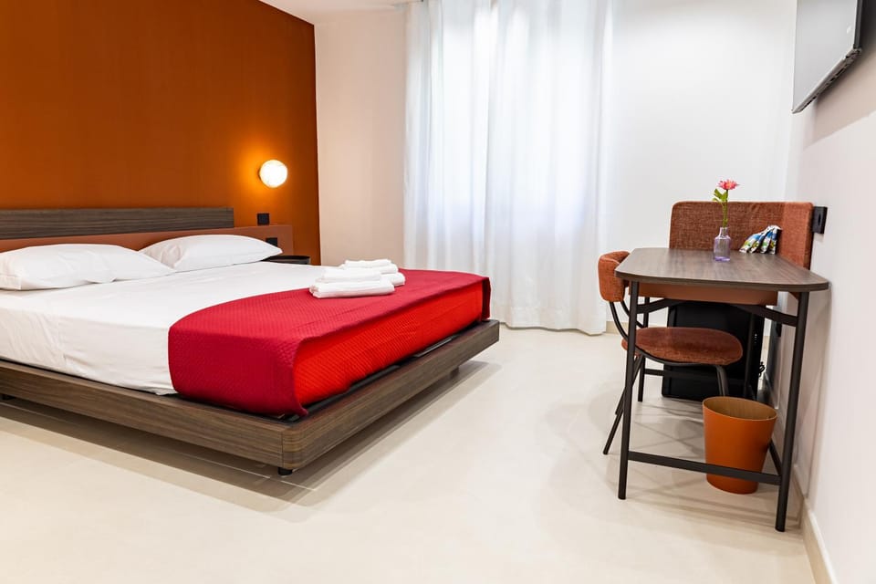 Bed, TV and multimedia, Photo of the whole room, Bedroom