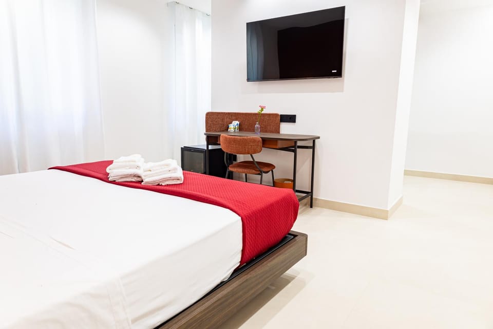 Bed, TV and multimedia, Photo of the whole room, Bedroom