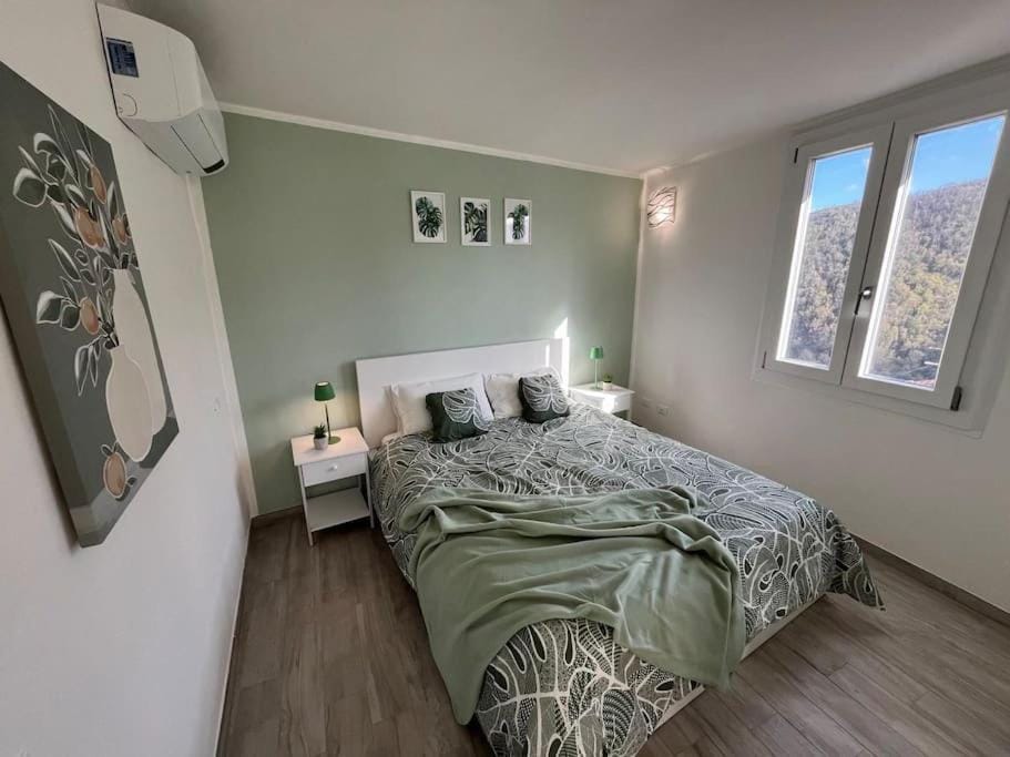 Bed, Bedroom, towels, air conditioner