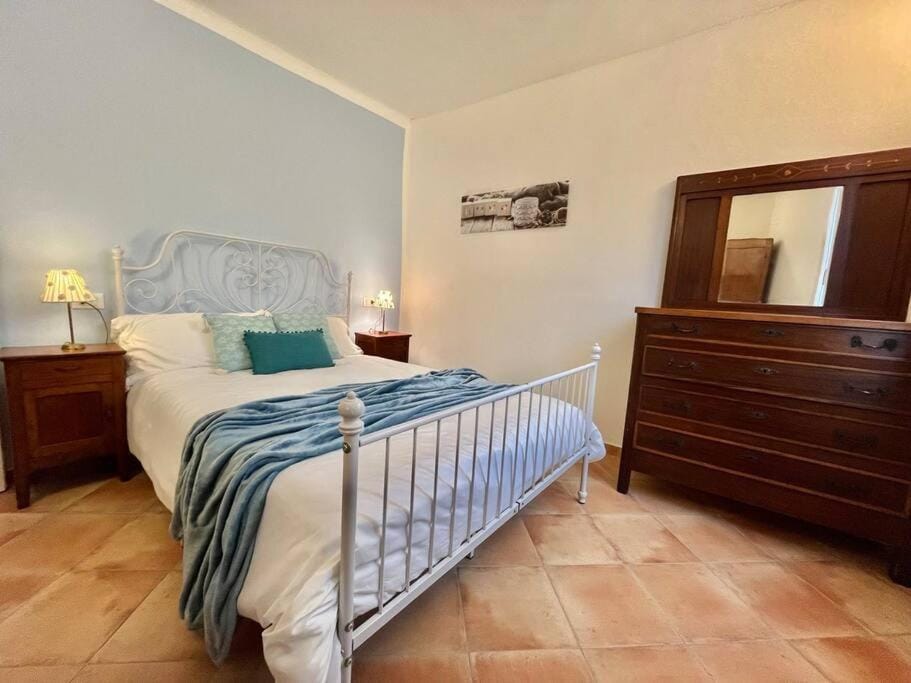 Bed, Photo of the whole room, Bedroom, wardrobe